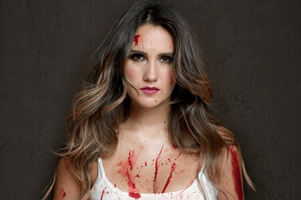 Dulce María se cubre de sangre para criticar las corridas de toros
