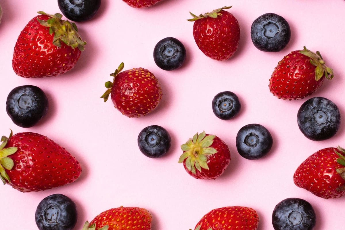 El consumo regular de fresas y arándanos retrasa la pérdida de memoria hasta dos años y medio, según un estudio de Harvard que vincula los flavonoides con un envejecimiento cerebral más lento y protegido
