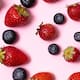 El consumo regular de fresas y arándanos retrasa la pérdida de memoria hasta dos años y medio, según un estudio de Harvard que vincula los flavonoides con un envejecimiento cerebral más lento y protegido