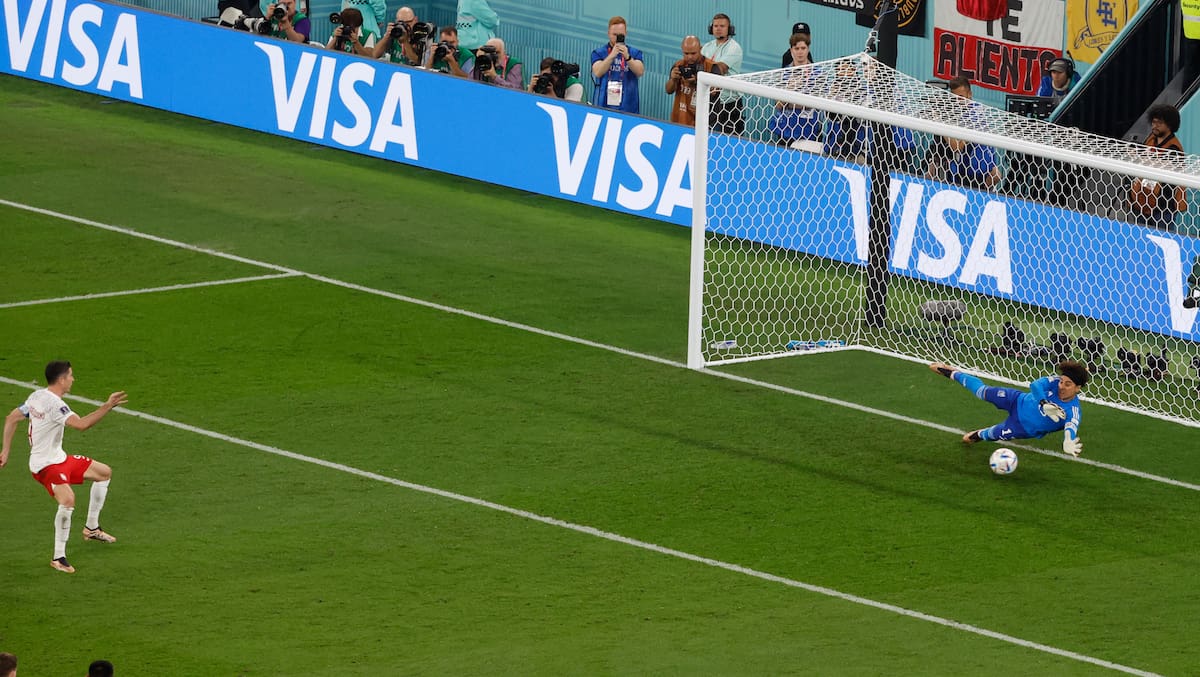 Guillermo Ochoa (d) de México ataja un penalti a Robert Lewandowski (i) de Polonia hoy, en un partido de la fase de grupos del Mundial de Fútbol Qatar 2022 entre México y Polonia en el Estadio 974 en Doha (Catar). EFE/ JJ Guillen