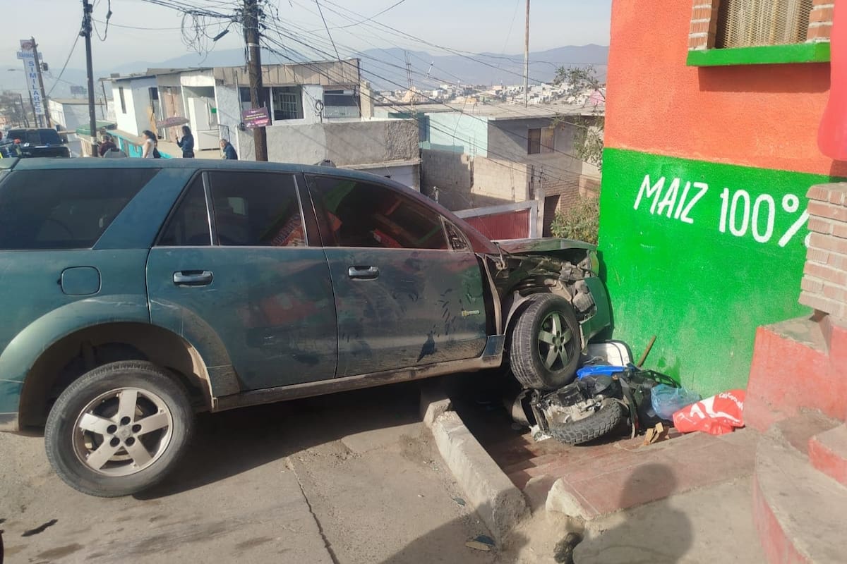 Conductor atropella a dos mujeres a bordo de una motocicleta en Ensenada