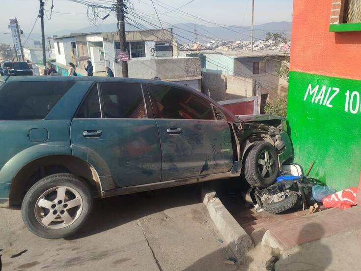 Conductor atropella a dos mujeres a bordo de una motocicleta en Ensenada