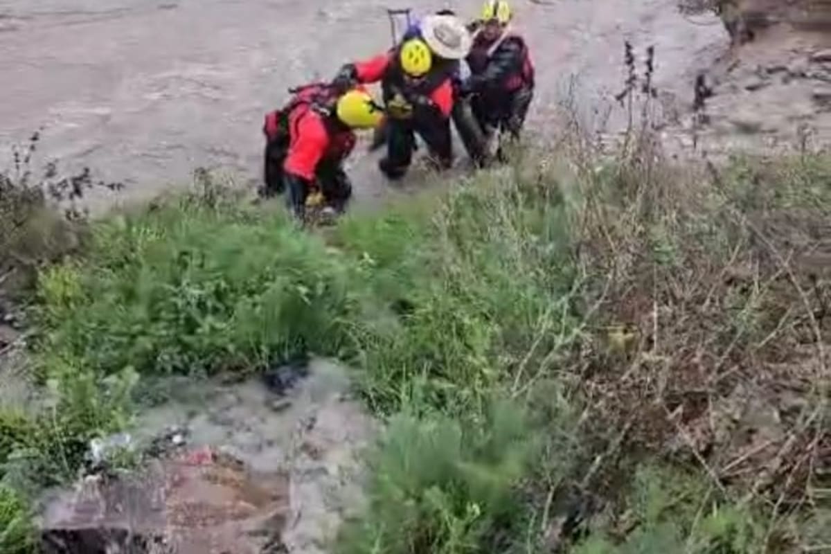 Rescatan a dos que intentaron cruzar corriente