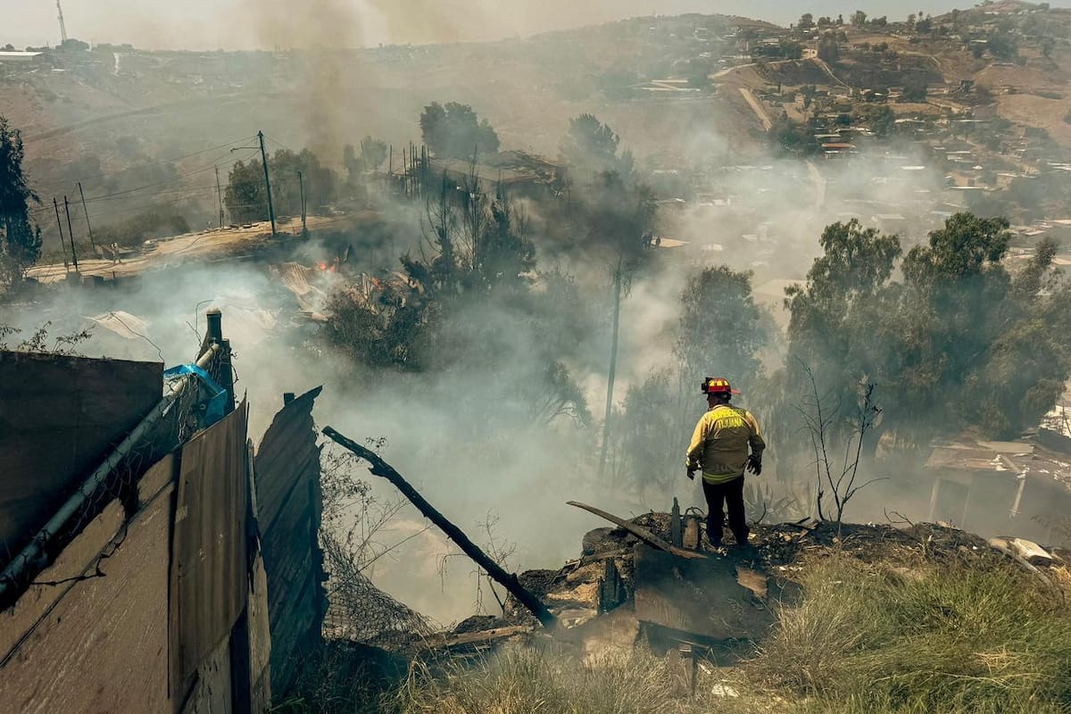 Incendio daña cinco viviendas y un vehículo en la colonia Amparo Sánchez en Tijuana