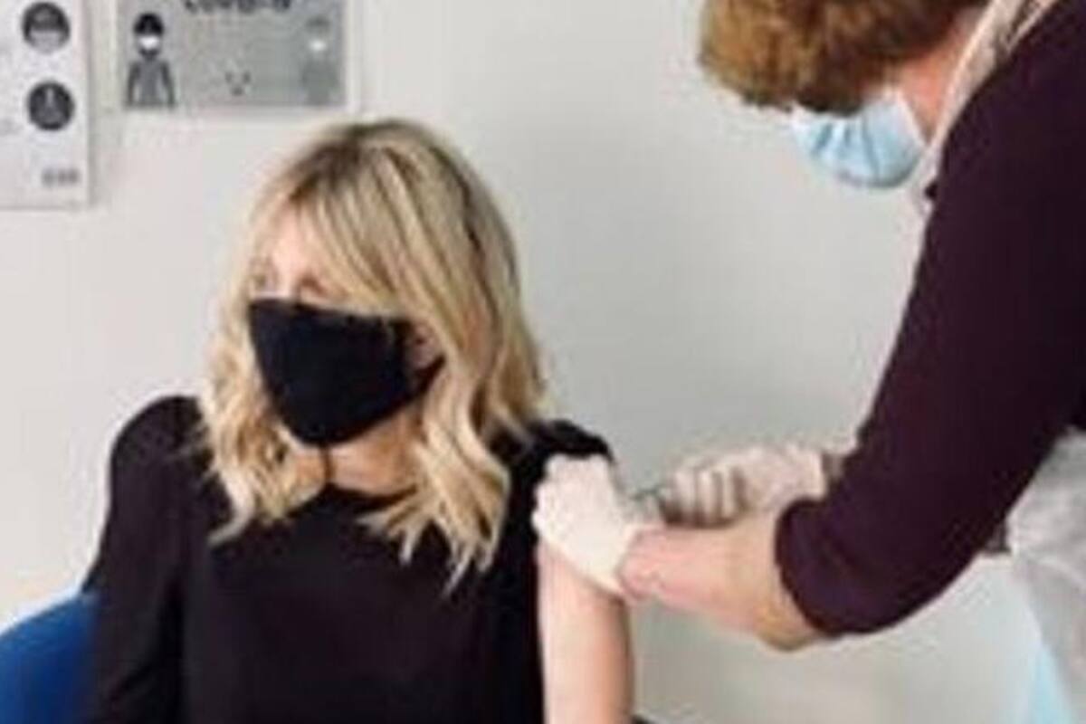 Courtney Love recibe vacuna contra Covid-19, en Reino Unido, sin estar en grupo vulnerables