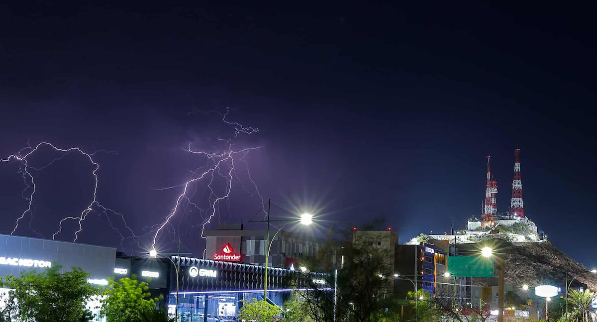 El monzón mexicano y la onda tropical número 29 mantendrán condiciones para lluvias fuertes en distintas regiones de México durante el viernes.