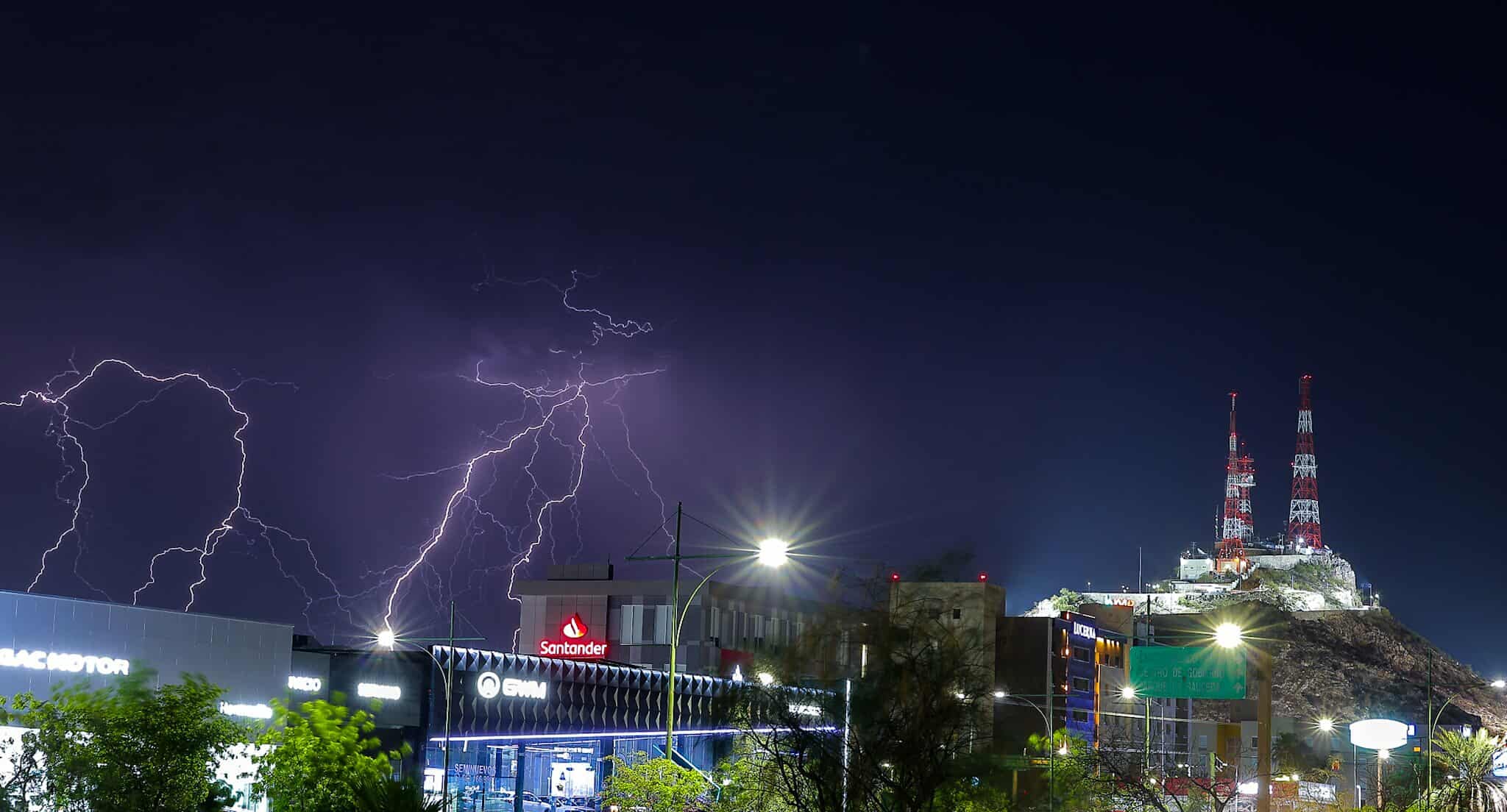 El monzón mexicano y la onda tropical número 29 mantendrán condiciones para lluvias fuertes en distintas regiones de México durante el viernes.