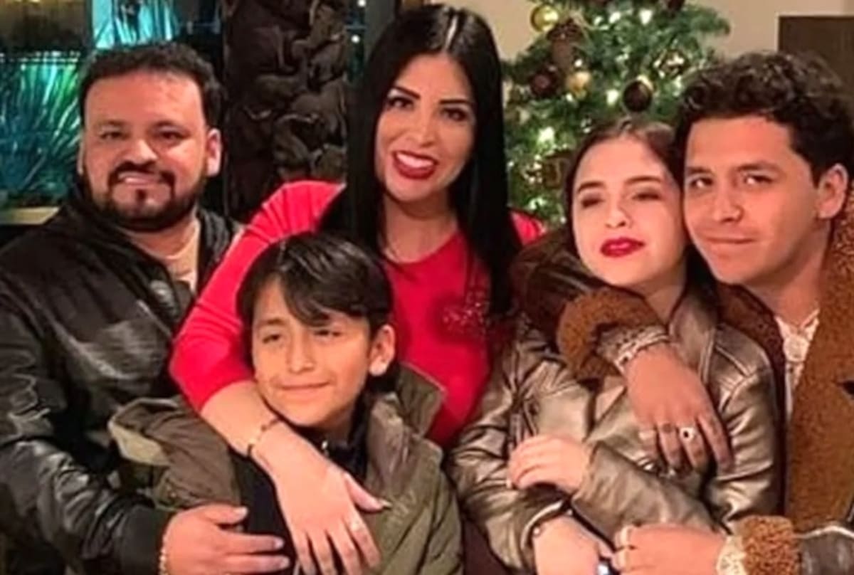 Christian Nodal y su familia