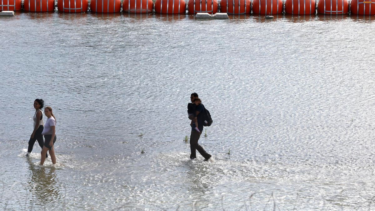 El gobierno de Estados Unidos lanzó la Operación “Muro del Río”, un despliegue de la Guardia Costera en el Río Grande para frenar la migración irregular y el narcotráfico