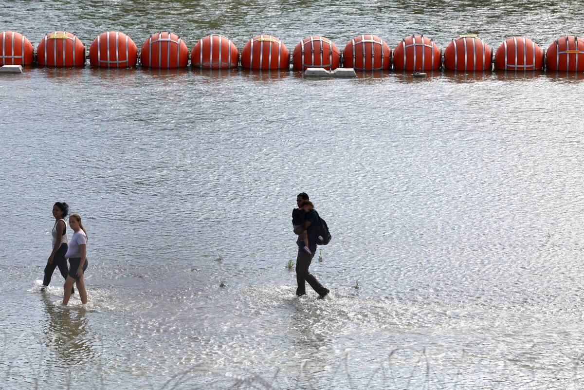 Vista de la boyas instaladas en el Río Grande, mientras personas intentan cruzar hacia Texas, en una fotografía de archivo. EFE/Adam Davis