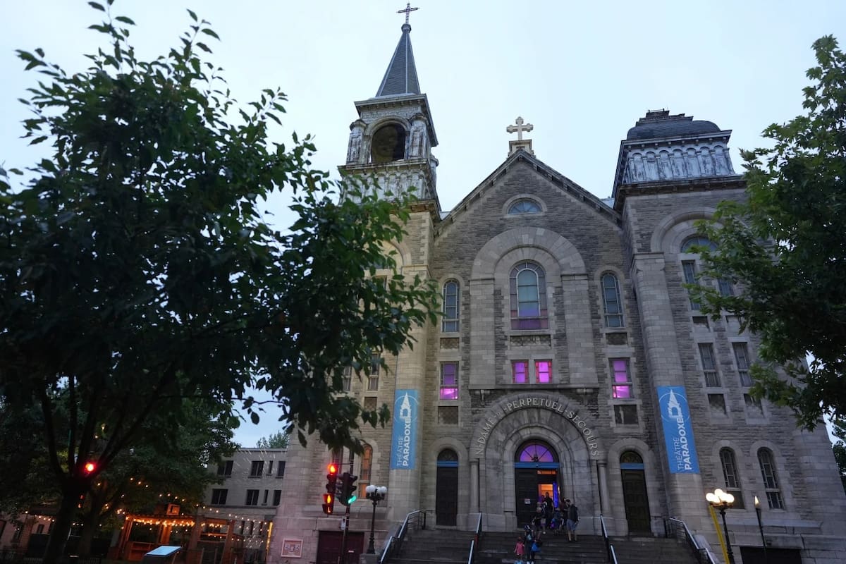 Familias salen del Teatro Paradoxe tras un concierto en la antigua iglesia católica de Notre-Dame-du-Perpetuel-Secours en Montreal. | Crédito: AP/Luis Andres Henao