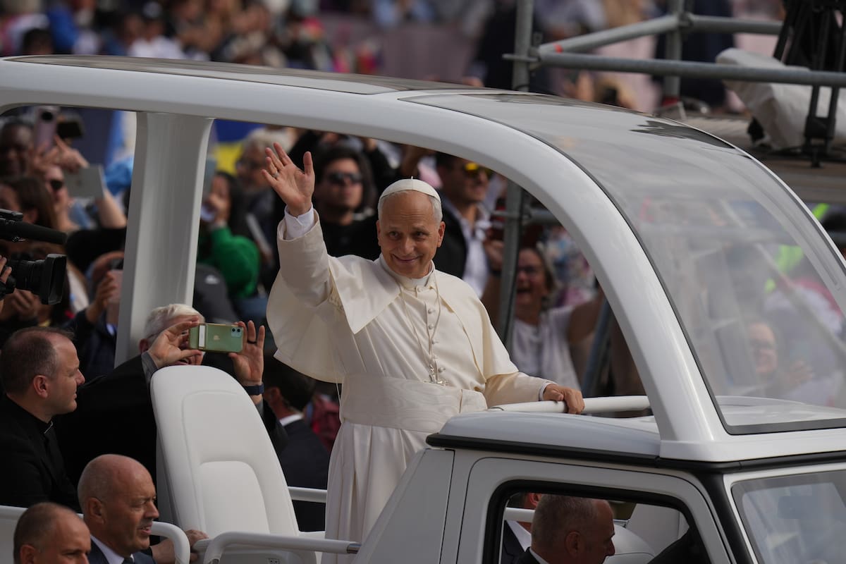 El papa León XIV saluda desde su papamóvil tras la misa por el Jubileo de los Migrantes y Misioneros en la plaza de San Pedro del Vaticano, el domingo 5 de octubre de 2025. (AP Foto/Alessandra Tarantino)