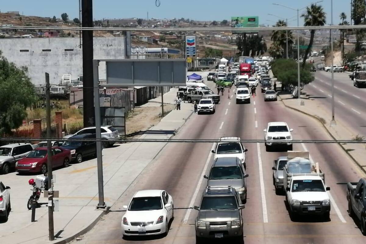 Registra entrada a Rosarito largas filas por filtros sanitarios