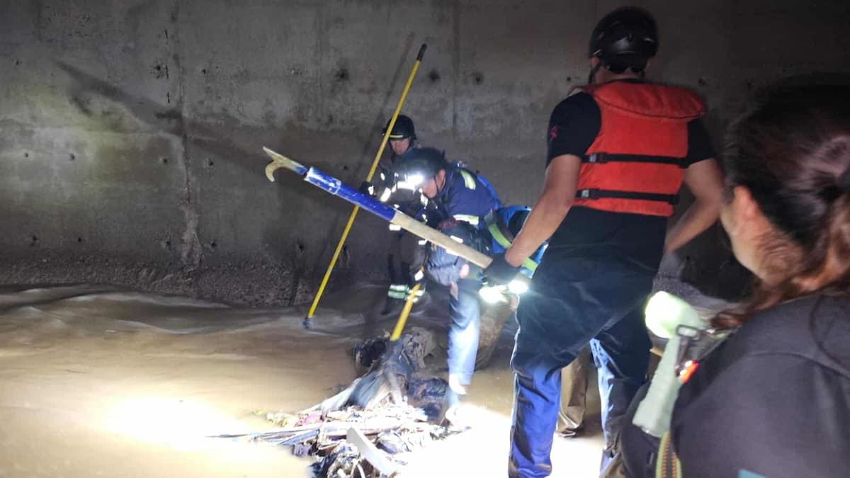 Protección Civil y bomberos recorrieron el embovedado hasta la línea internacional sin hallar indicios en el lado mexicano.