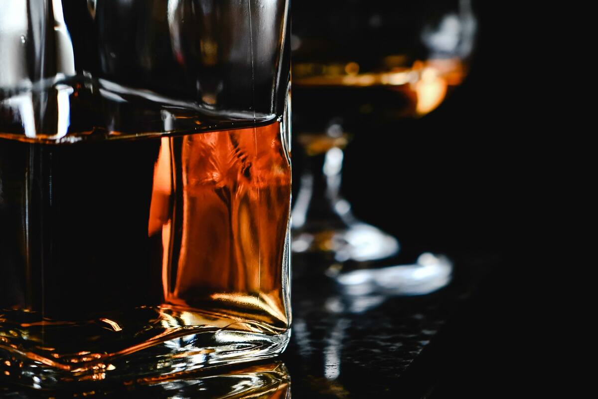 Esta mujer se tomó una botella de licor entera porque no podía subirla al avión