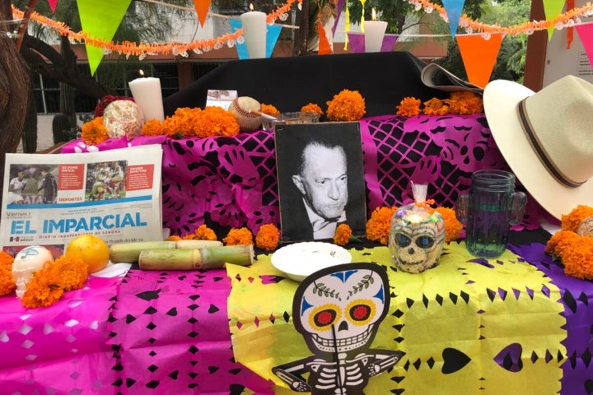 Alumnos rinden homenaje a José Santiago Healy Brennan el Día de Muertos