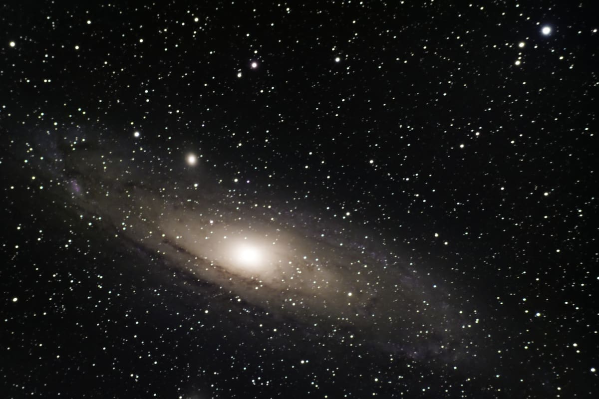 Ni materia oscura ni energía oscura: una teoría nueva desafía la cosmología moderna