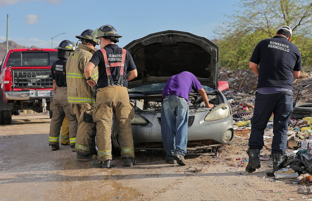 Un automovilista que presenció el hecho logró remolcar el auto con una cuerda y una camioneta. Foto: Eleazar Escobar