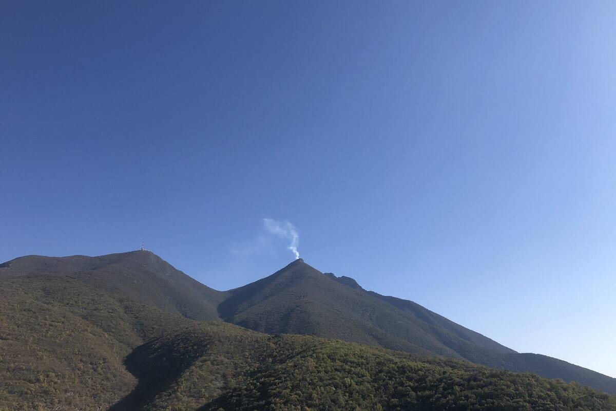 Trabajan en sofocar incendio en el Cerro de la Silla