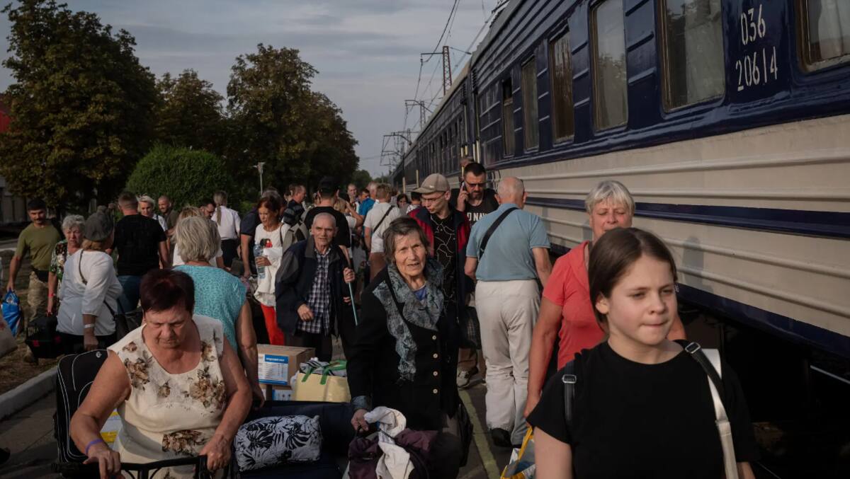 iudadanos evacuados de pueblos y aldeas del distrito de Pokrovsk suben a un tren la semana pasada. / Credit...Nicole Tung para The New York Times