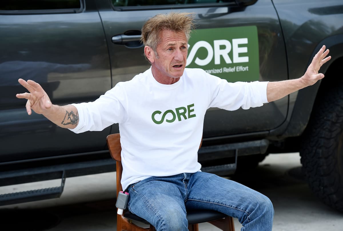 En esta foto del 8 de abril de 2020, el actor y activista Sean Penn, fundador de la organización sin ánimo de lucro CORE, durante una entrevista en su casa en Malibú, California. El actor ganador del Oscar se asoció con la oficina del alcalde de Los Ángeles Eric Garcetti y el departamento de bomberos de la ciudad para distribuir de manera segura pruebas de COVID-19 desde el auto a personas con síntomas del virus. (AP Foto/Chris Pizzello)