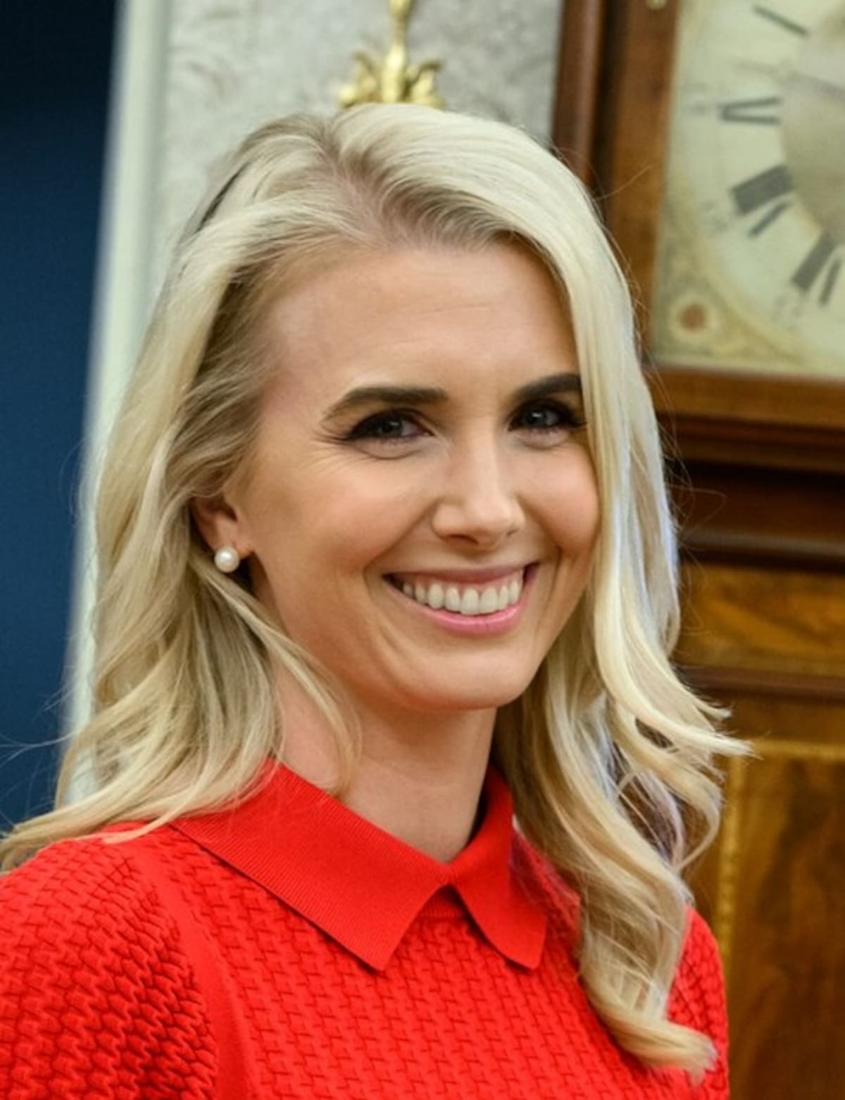 Natalie Harp durante la ceremonia de toma de protesta de John Arrigo como embajador de Estados Unidos en Portugal, realizada en el Despacho Oval de la Casa Blanca el 9 de septiembre de 2025. | Crédito: Daniel Torok / Casa Blanca, vía Wikimedia Commons. La imagen oficial fue tomada como parte de las funciones de la Oficina Ejecutiva del Presidente de Estados Unidos.