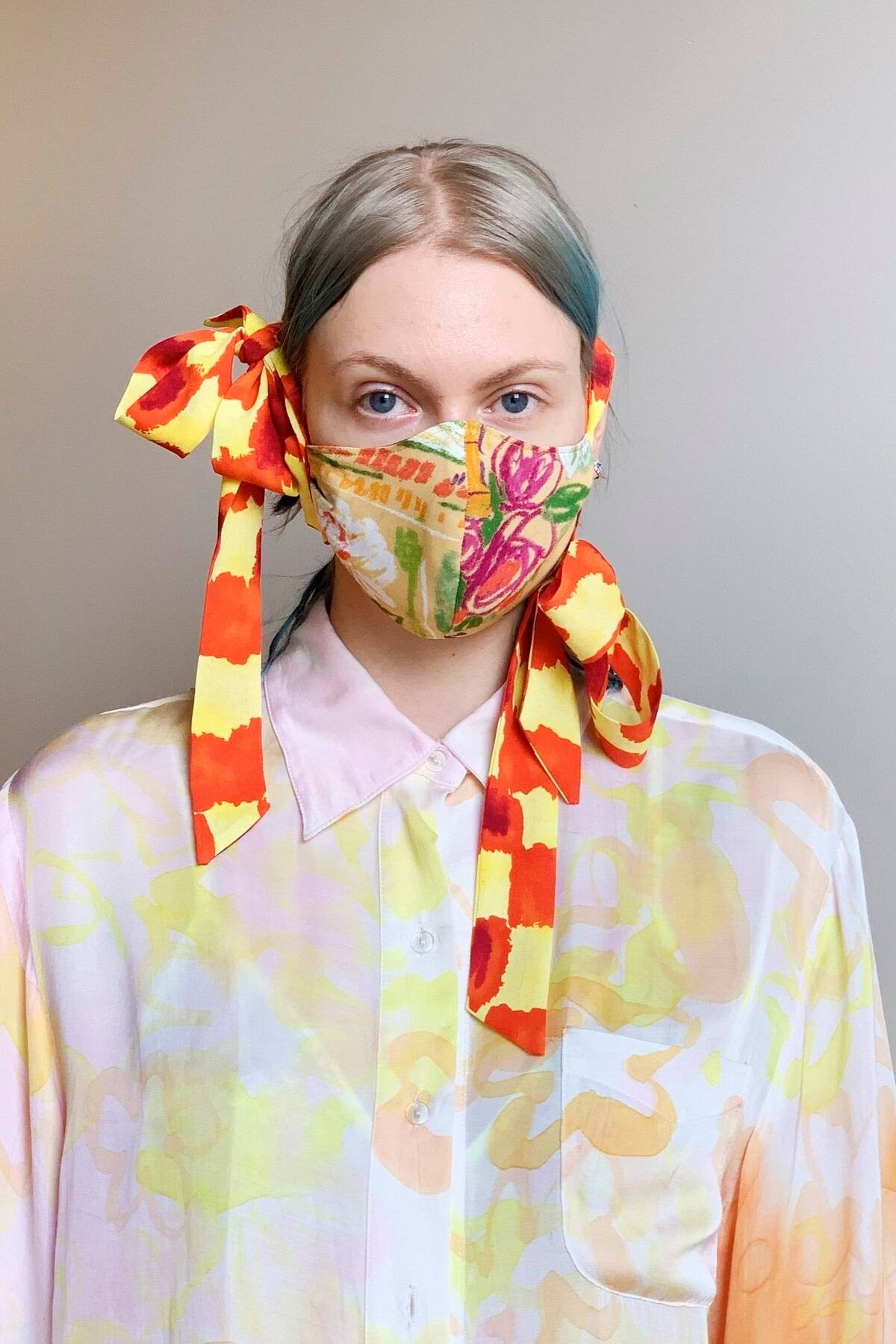 Fotografía cedida por la firma de moda Collina Strada donde se muestra una de las dos mascarillas "fashion" en las que se puede introducir un filtro para el aire y que se atan con un lazo, recicladas a partir de colecciones antiguas y con cuyo importe es de 100 dólares o gratis si se hace un pedido de ropa. EFE/Collina Strada