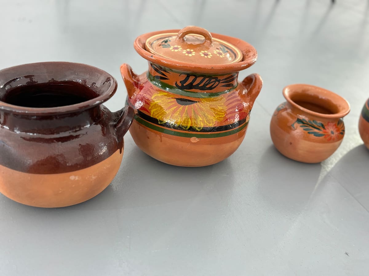 Francisco Cirinos Martínez de Jesús elabora piezas de barro desde hace 18 años y llama a preservar la tradición y la lengua indígena ante el desinterés de nuevas generaciones. Foto: Lorena Salinas