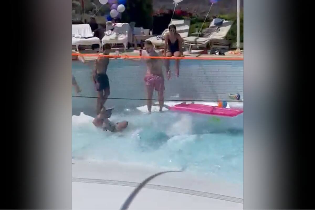 VIDEO: Piscina succiona a dos hombres al formarse cráter al fondo; uno muere cuando departían en evento empresarial en Israel