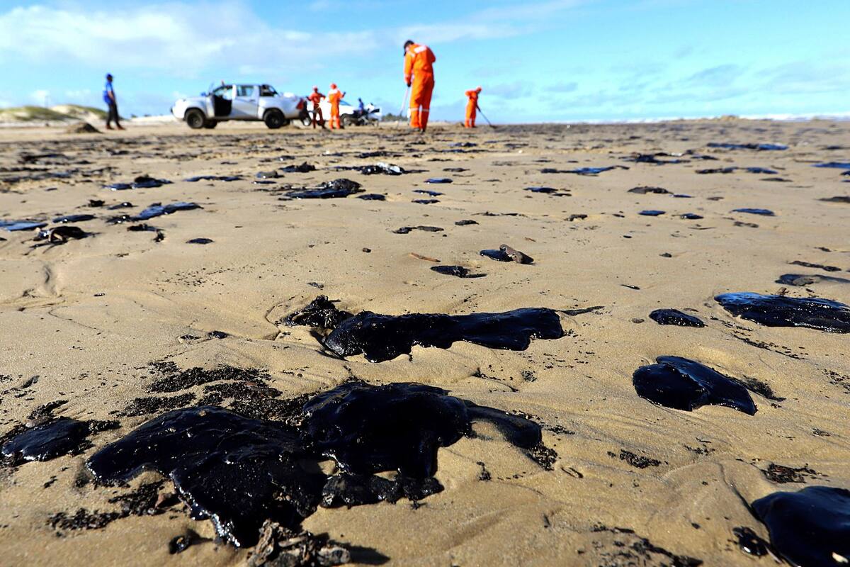 Brasil enviará militares a limpiar derrame de petróleo en playas
