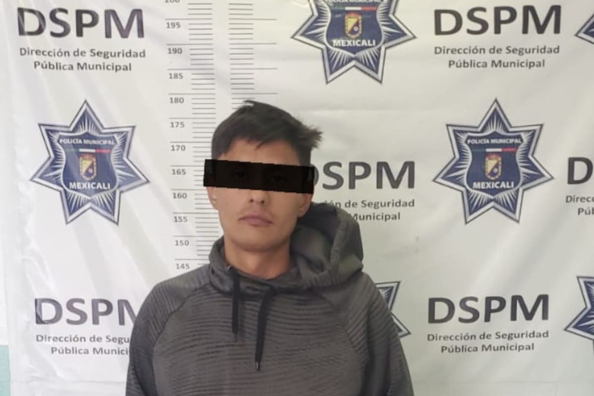 Con sombrero de paja y máscara negra, dos hombres asaltan tienda en Valle de Puebla