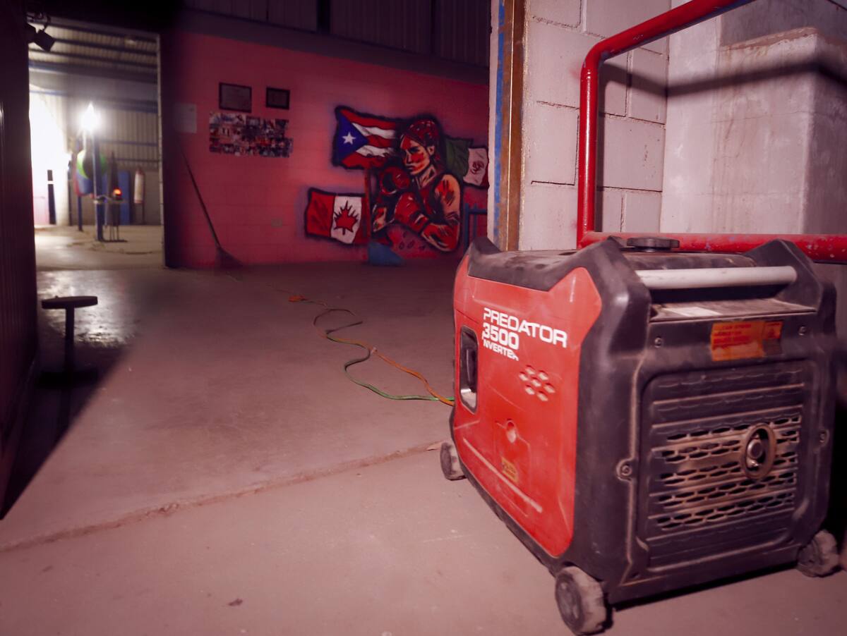 El gimnasio de boxeo ubicado en la Unidad Deportiva UDIES, en la colonia El Cóndor, cumple dos meses operando sin suministro eléctrico. Ante la falta de respuesta oficial, la entrenadora y boxeadora profesional Diana Tapia se ha visto obligada a costear y utilizar plantas de luz propias para garantizar la continuidad de los entrenamientos y no afectar la preparación de los deportistas. (Foto: Juan J. Morales)
