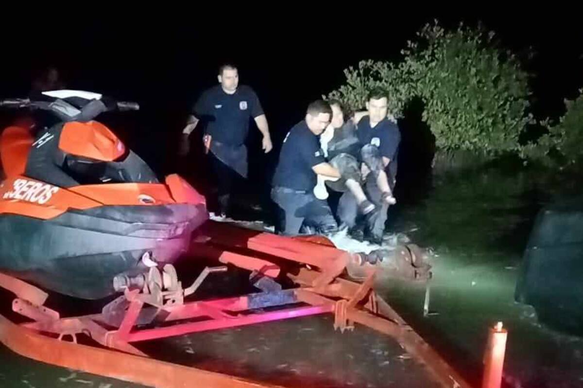 Bomberos de Hermosillo salvan a mujer que quedó atrapada en un estero