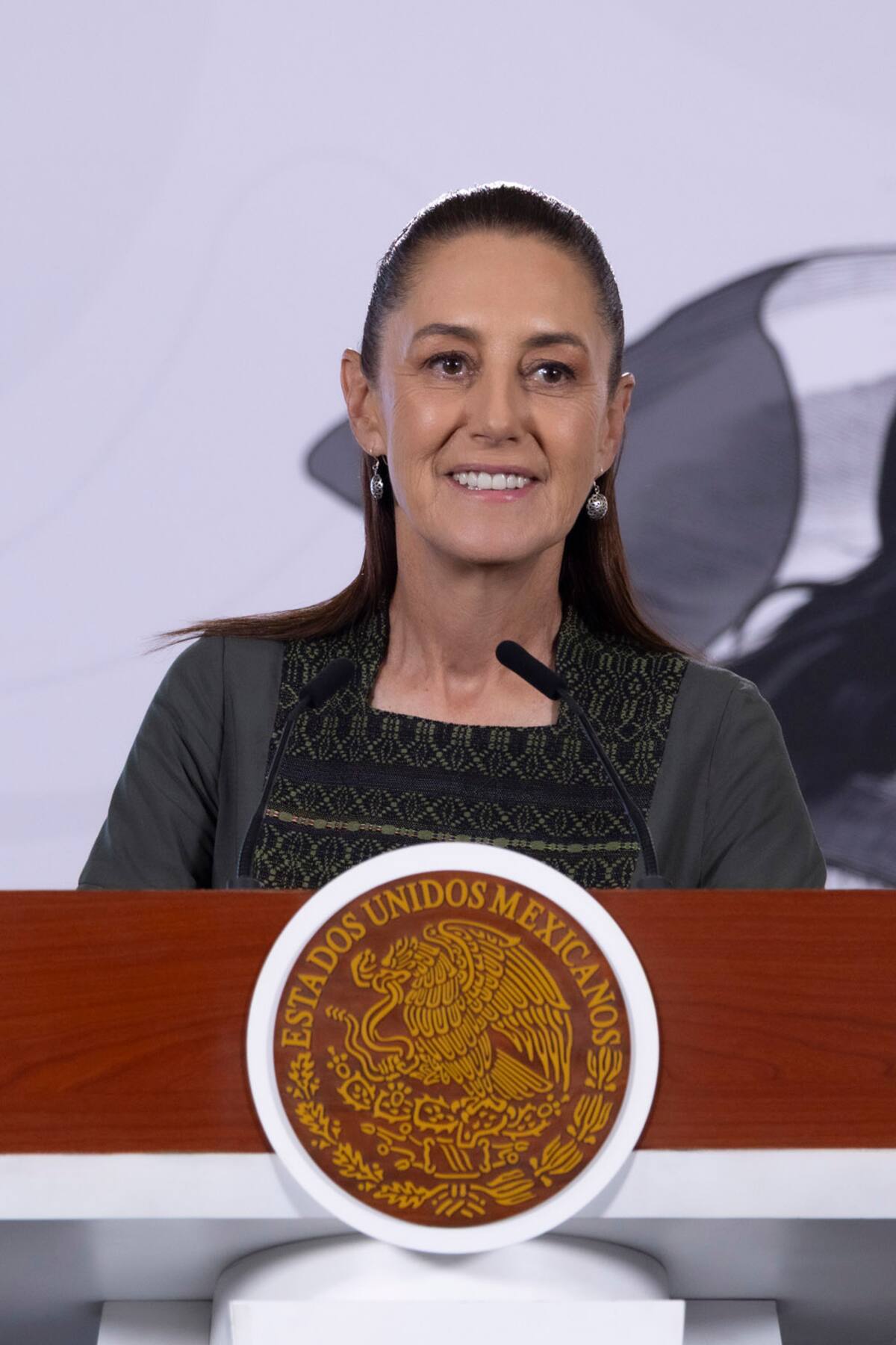 La doctora Claudia Sheinbaum Pardo, presidenta Constitucional de los Estados Unidos Mexicanos en conferencia de prensa matutina, “Conferencia del Pueblo” en el Salón Tesorería de Palacio Nacional. | Foto: Juan Carlos Buenrostro / Presidencia