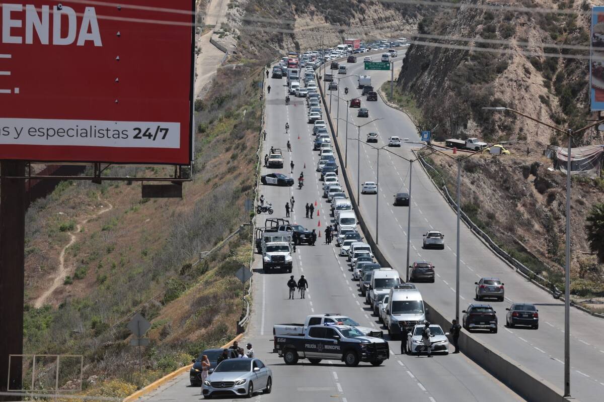 Debido a que los conductores comenzaron a llegar tanto de la Prolongación Calle Segunda como de la Avenida Internacional, la fila de autos se extendió hasta el puente del fraccionamiento El Soler.