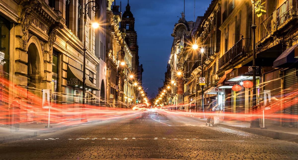 El objetivo del Hoy No Circula es minimizar, prevenir y controlar la emisión de contaminantes que provienen de vehículos que circulan en la CDMX.
Foto: Freepik