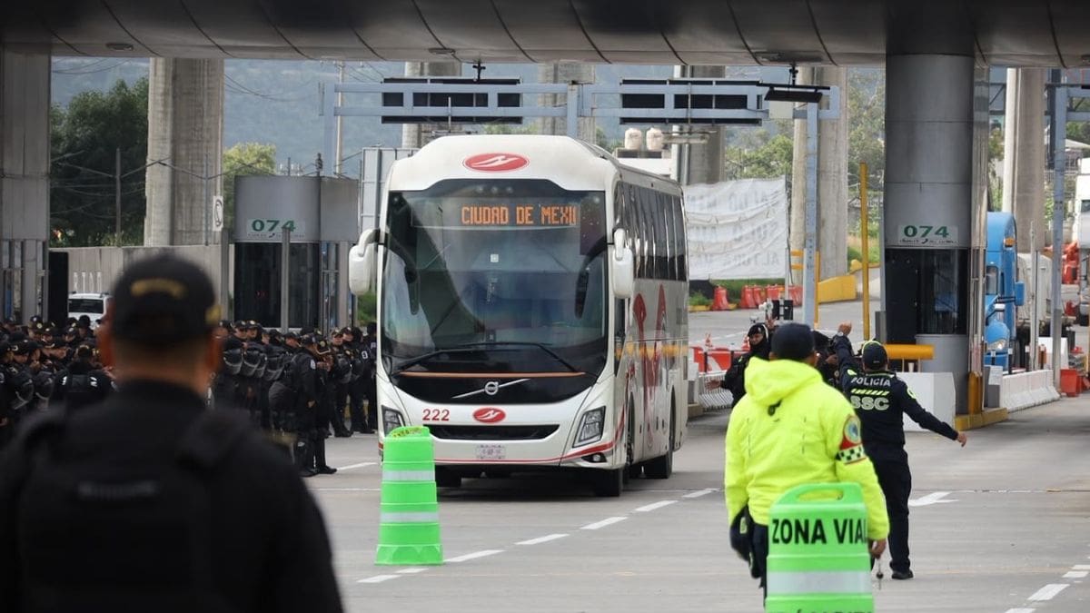 Tras hallazgo de artefactos explosivos en autobús de normalistas en la caseta México-Cuernavaca y amenazas de bloqueos en el AICM, autoridades de la CDMX despliegan operativo de seguridad con 1,700 policías y personal de emergencias