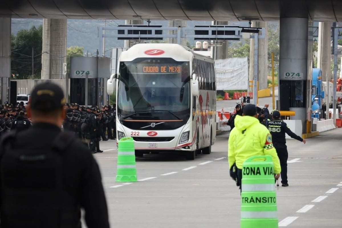 Tras hallazgo de artefactos explosivos en autobús de normalistas en la caseta México-Cuernavaca y amenazas de bloqueos en el AICM, autoridades de la CDMX despliegan operativo de seguridad con 1,700 policías y personal de emergencias
