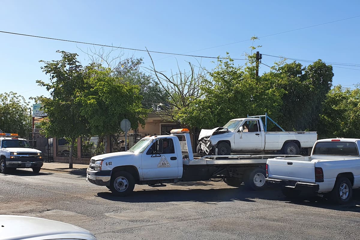 Se impactan dos vehículos por no respetar luz roja del semáforo en la colonia Olivares