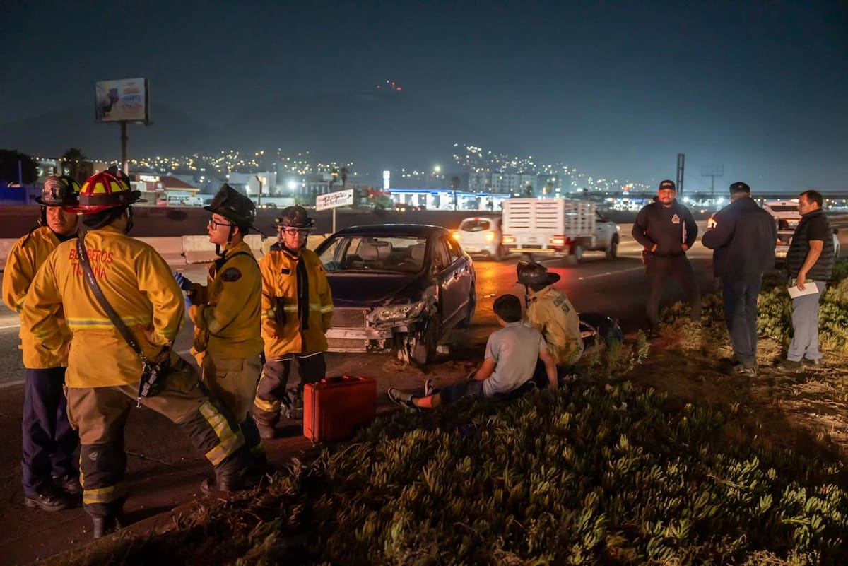 El incidente ocurrió alrededor de las 10:30 de la noche e involucró a un automóvil Honda azul y a un Chevrolet Impala blanco. Foto: Border Zoom