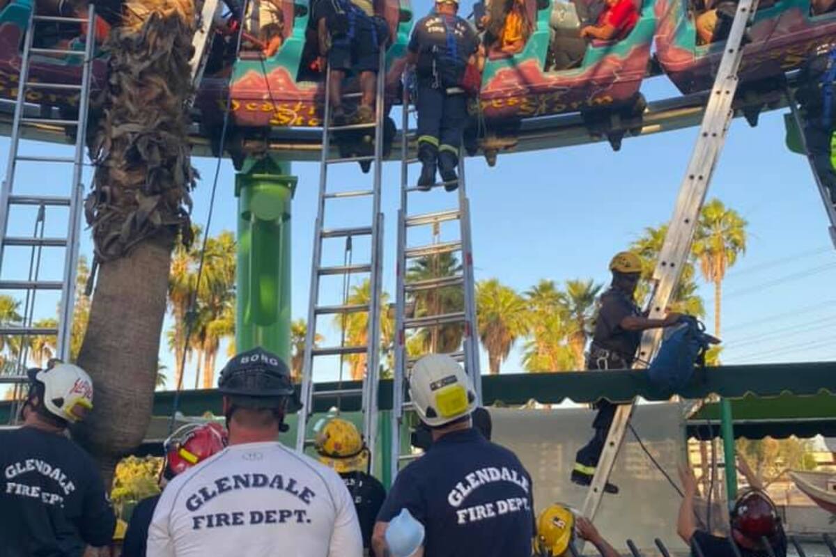 Se quedan atrapadas 22 personas en montaña rusa