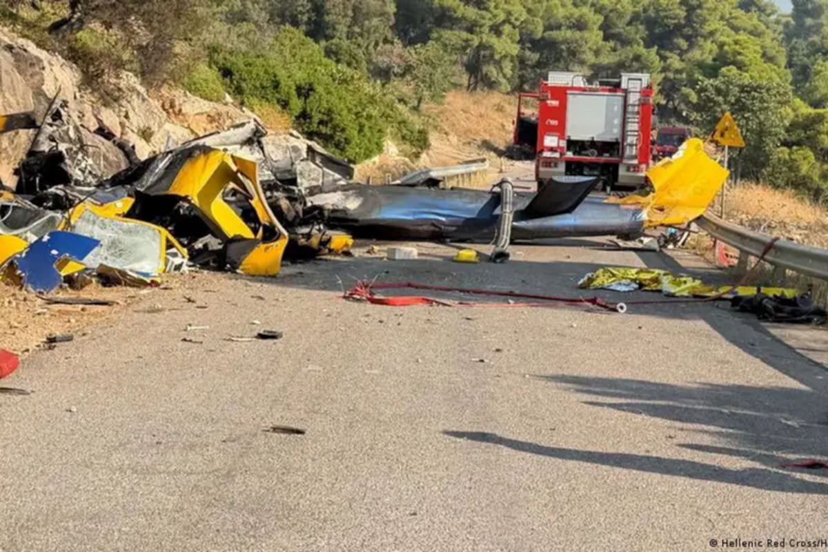 Dos muertos tras choque de helicópteros antiincendios en Grecia mientras combatían un incendio cerca de Atenas