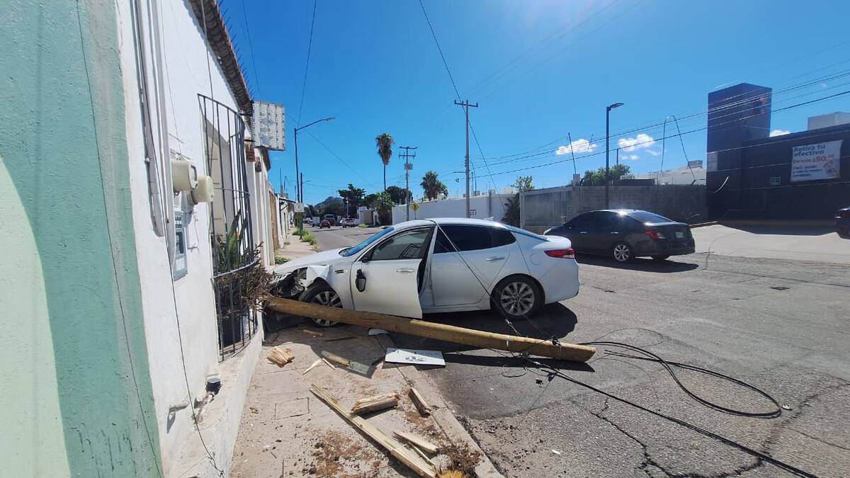 Un auto a exceso de velocidad choca contra una casa y un poste de luz en la colonia Centro de Hermosillo