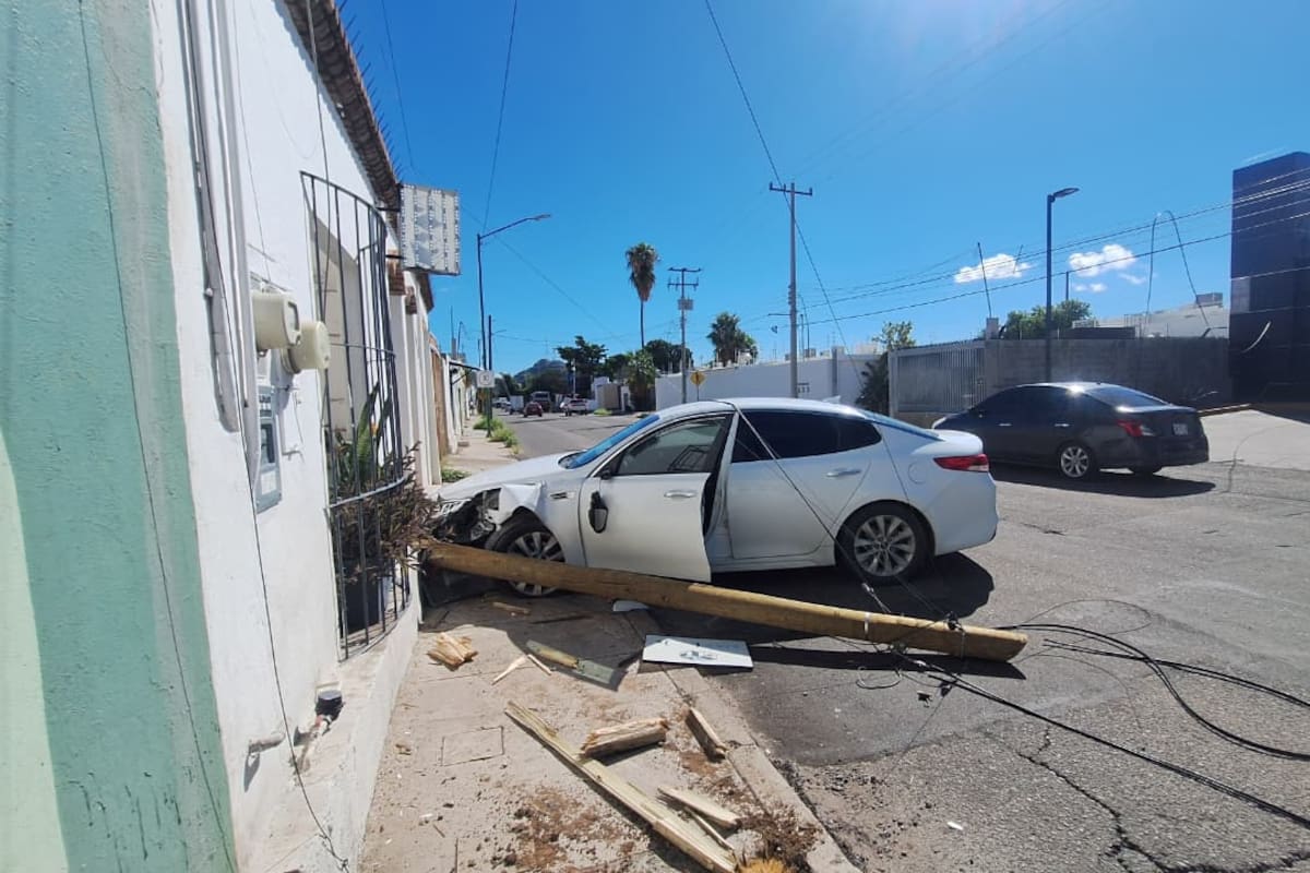 Un auto a exceso de velocidad choca contra una casa y un poste de luz en la colonia Centro de Hermosillo
