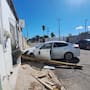 Un auto a exceso de velocidad choca contra una casa y un poste de luz en la colonia Centro de Hermosillo