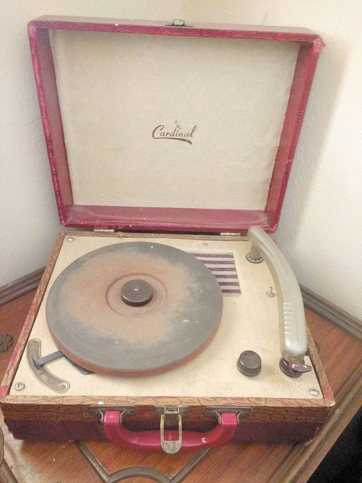 Este es un tocadiscos de la marca Cardinal, de la década de 1940.
