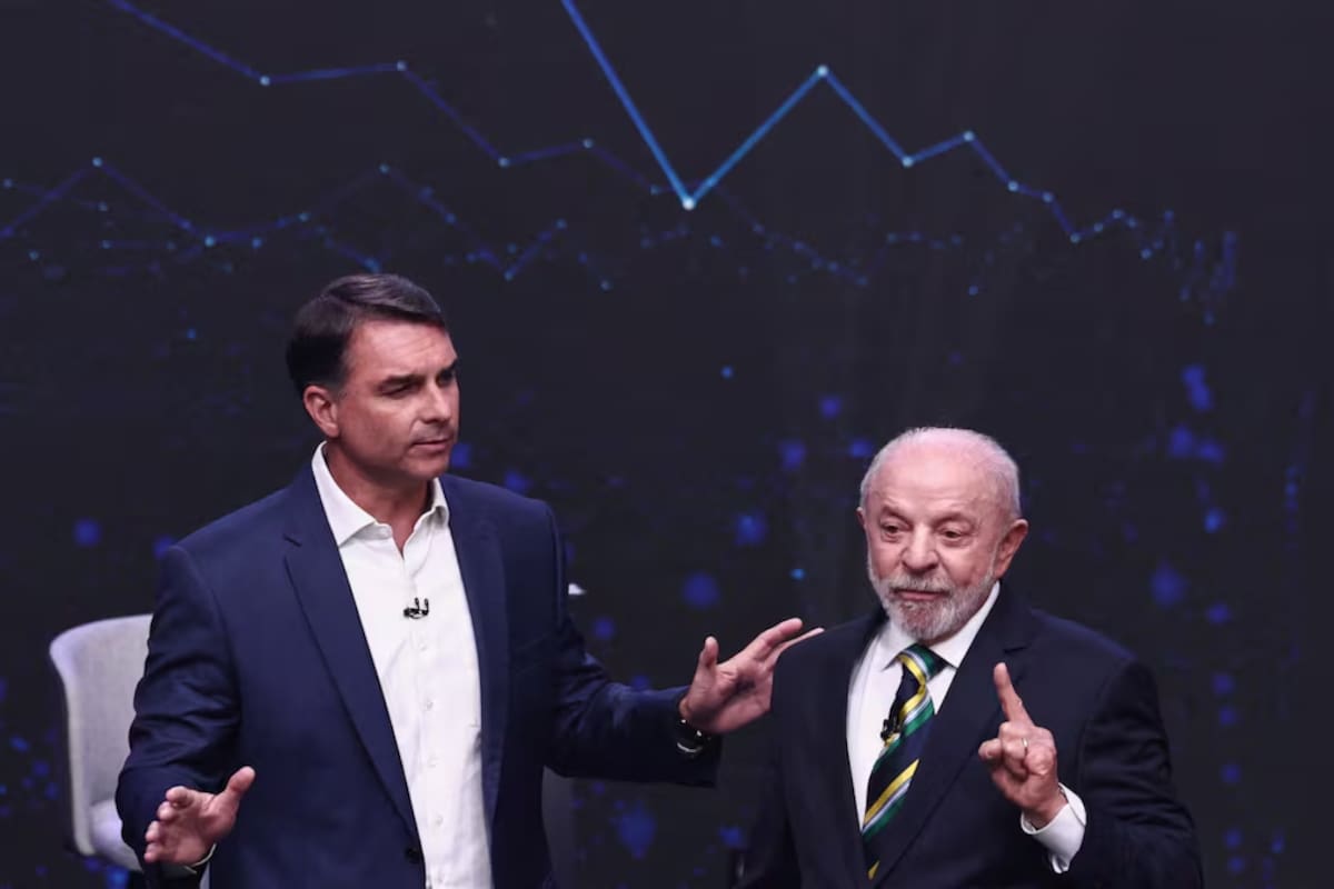 “Nunca trabajó y conoce el autobús por literatura”, responde Lula a Flávio Bolsonaro durante el debate presidencial en Brasil, donde también intercambiaron ataques por los votos de los presos y la situación de Jair Bolsonaro