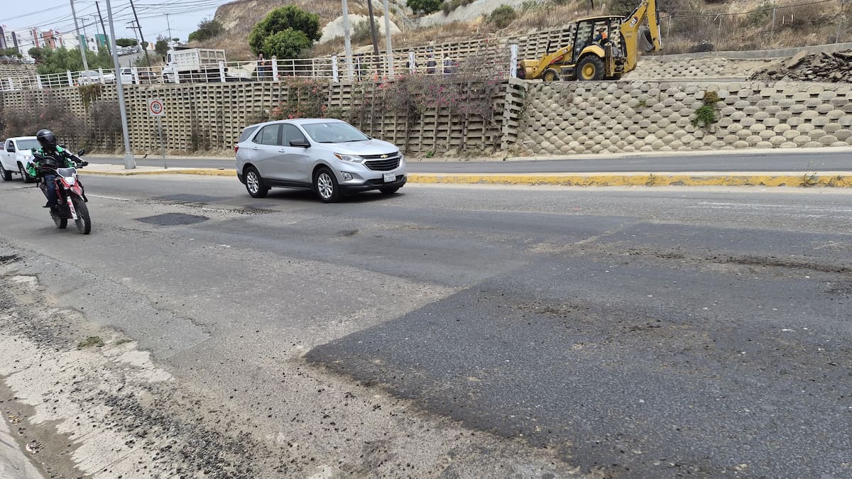 Vecinos de Playas de Tijuana exigen reparación urgente de la Avenida del Agua por baches, hundimientos y riesgos de accidente