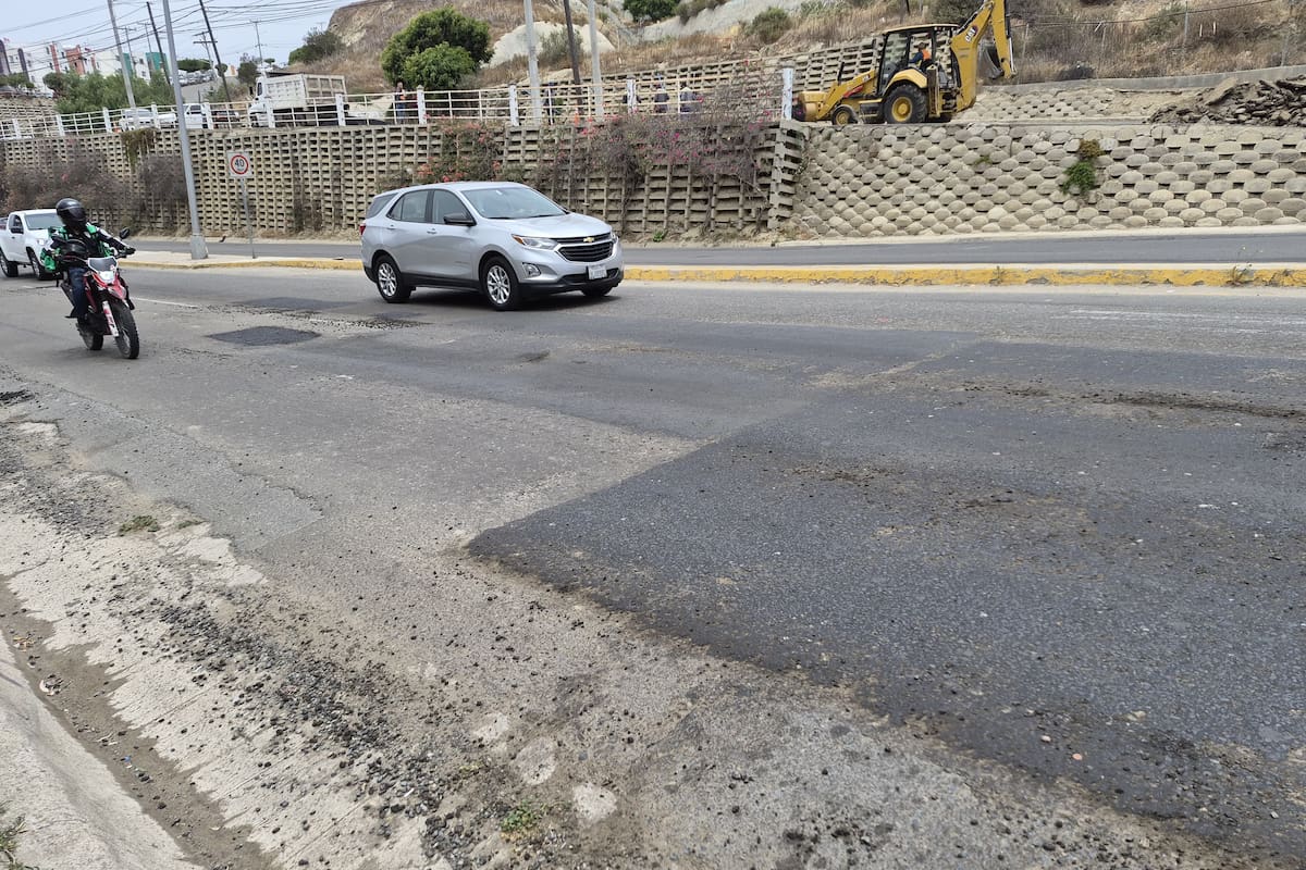 Vecinos de Playas de Tijuana exigen reparación urgente de la Avenida del Agua por baches, hundimientos y riesgos de accidente