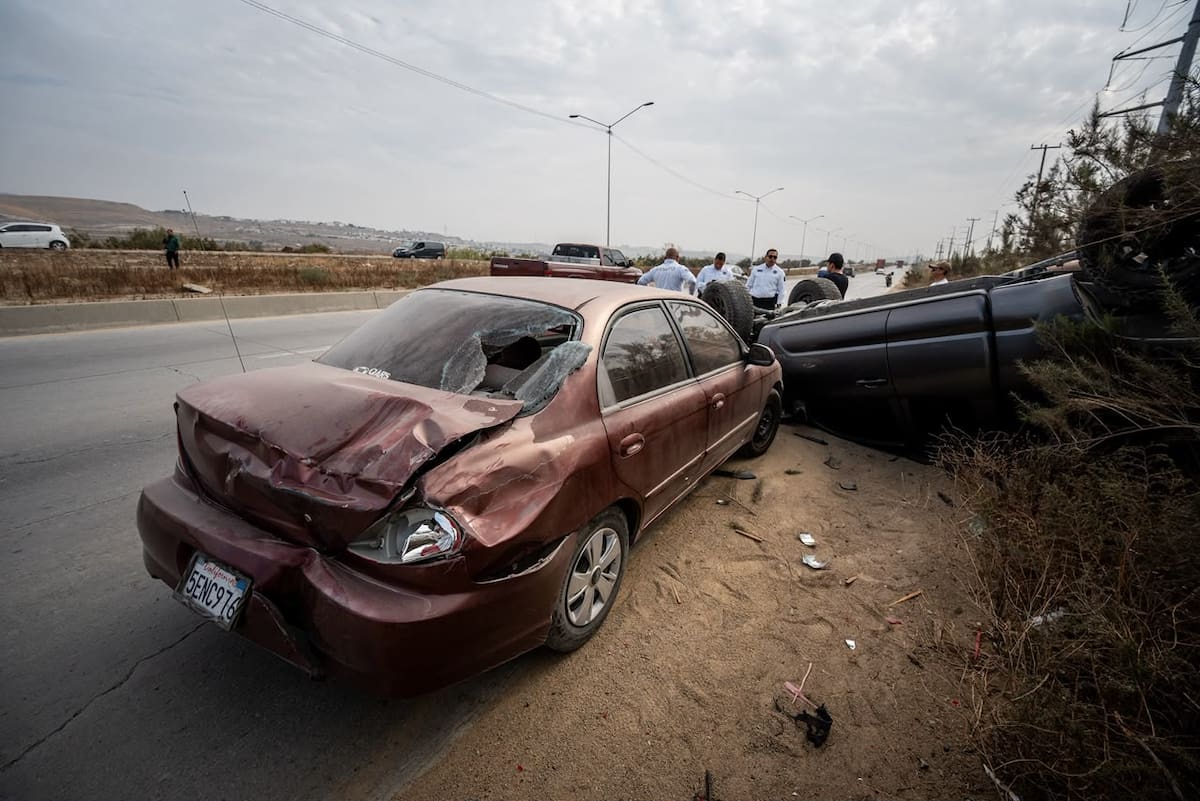 El accidente involucró un Kia Spectra y una Toyota Tacoma, que terminó volcada a un costado de la vialidad. Foto: Border Zoom